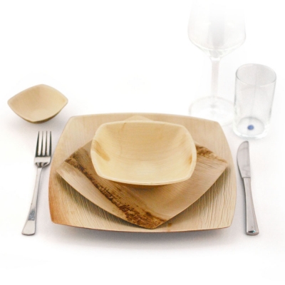 Teller aus heruntergefallenen Palmblättern